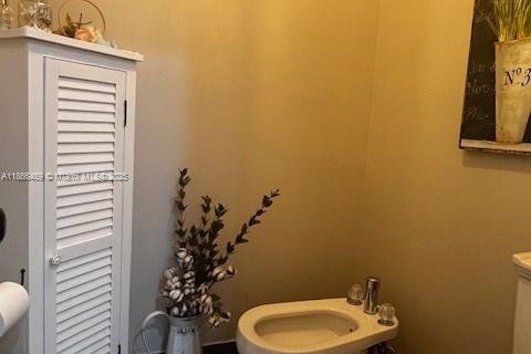 House in Miami, Florida 4 bedrooms, 215.9 sq.m. № 1928139 - photo 29