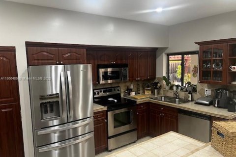 House in Miami, Florida 4 bedrooms, 215.9 sq.m. № 1928139 - photo 10