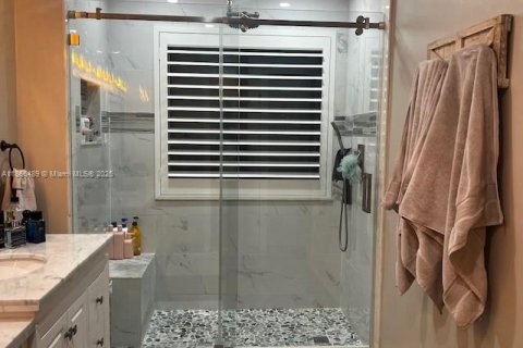 House in Miami, Florida 4 bedrooms, 215.9 sq.m. № 1928139 - photo 28