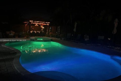 House in Miami, Florida 4 bedrooms, 215.9 sq.m. № 1928139 - photo 30