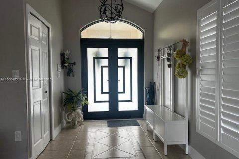 House in Miami, Florida 4 bedrooms, 215.9 sq.m. № 1928139 - photo 1