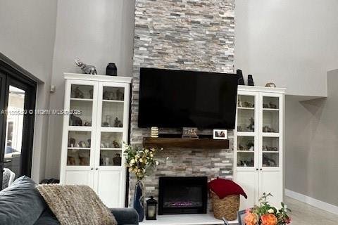 House in Miami, Florida 4 bedrooms, 215.9 sq.m. № 1928139 - photo 2
