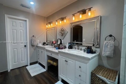 House in Miami, Florida 4 bedrooms, 215.9 sq.m. № 1928139 - photo 27