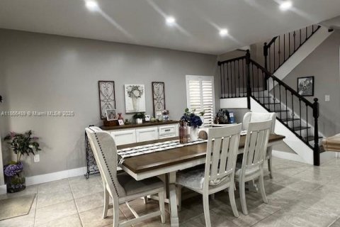 House in Miami, Florida 4 bedrooms, 215.9 sq.m. № 1928139 - photo 15