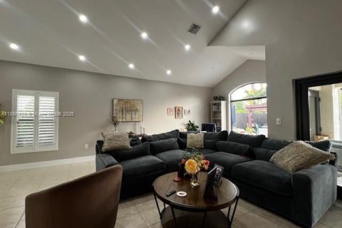 House in Miami, Florida 4 bedrooms, 215.9 sq.m. № 1928139 - photo 5