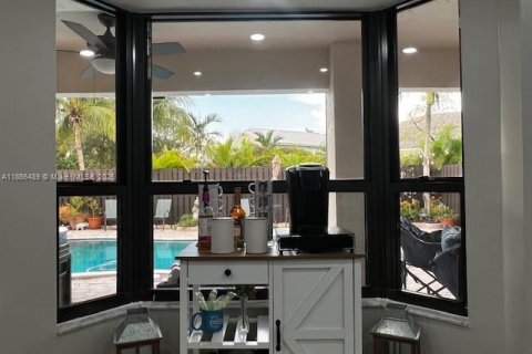 House in Miami, Florida 4 bedrooms, 215.9 sq.m. № 1928139 - photo 13