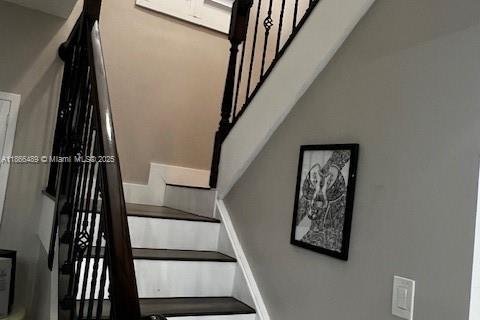 House in Miami, Florida 4 bedrooms, 215.9 sq.m. № 1928139 - photo 21