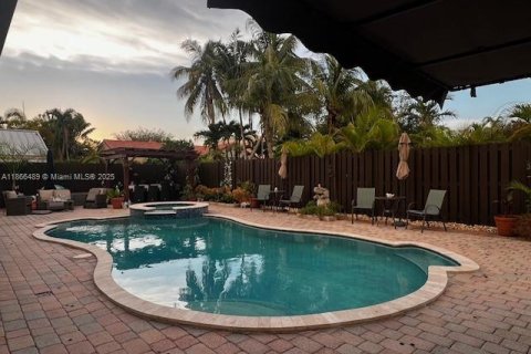 House in Miami, Florida 4 bedrooms, 215.9 sq.m. № 1928139 - photo 17