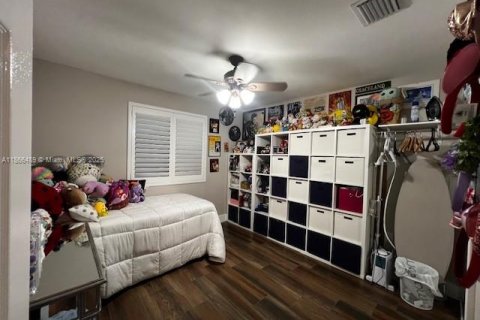 House in Miami, Florida 4 bedrooms, 215.9 sq.m. № 1928139 - photo 25