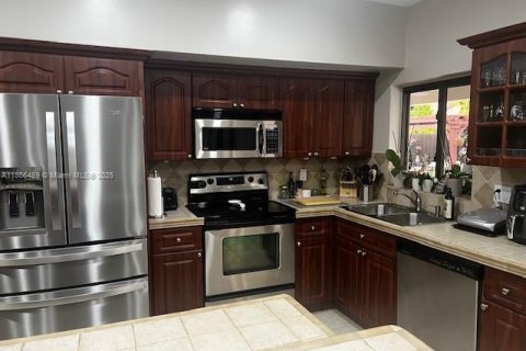 House in Miami, Florida 4 bedrooms, 215.9 sq.m. № 1928139 - photo 11