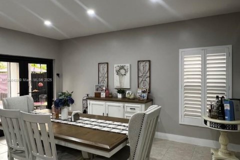 House in Miami, Florida 4 bedrooms, 215.9 sq.m. № 1928139 - photo 14