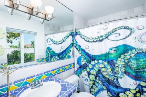 House in Marathon, Florida 4 bedrooms, 299.52 sq.m. № 2044401 - photo 25