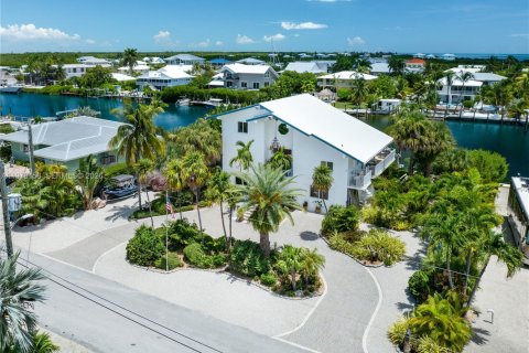 House in Marathon, Florida 4 bedrooms, 299.52 sq.m. № 2044401 - photo 7