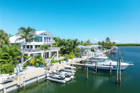 House in Marathon, Florida 4 bedrooms, 299.52 sq.m. № 2044401 - photo 6