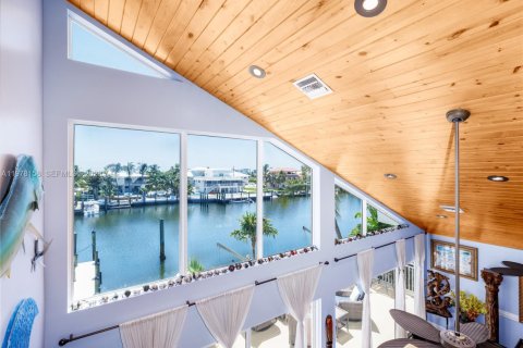 House in Marathon, Florida 4 bedrooms, 299.52 sq.m. № 2044401 - photo 17