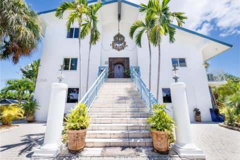 House in Marathon, Florida 4 bedrooms, 299.52 sq.m. № 2044401 - photo 8