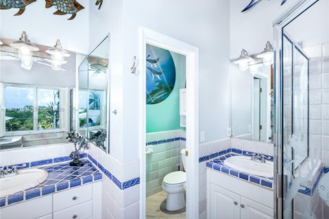 House in Marathon, Florida 4 bedrooms, 299.52 sq.m. № 2044401 - photo 23