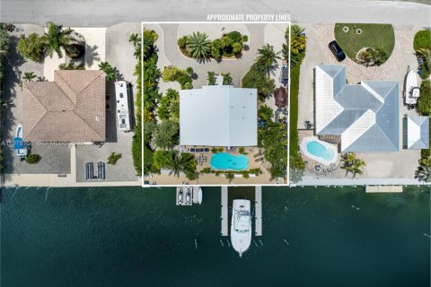 House in Marathon, Florida 4 bedrooms, 299.52 sq.m. № 2044401 - photo 29