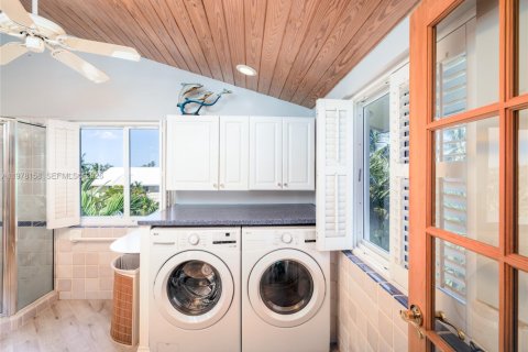 House in Marathon, Florida 4 bedrooms, 299.52 sq.m. № 2044401 - photo 18