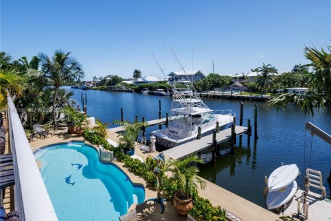 House in Marathon, Florida 4 bedrooms, 299.52 sq.m. № 2044401 - photo 3