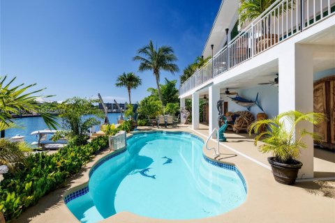 House in Marathon, Florida 4 bedrooms, 299.52 sq.m. № 2044401