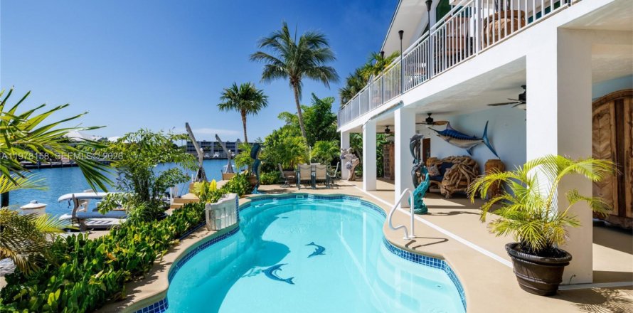 House in Marathon, Florida 4 bedrooms, 299.52 sq.m. № 2044401