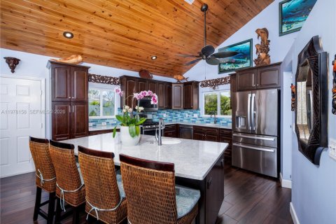 House in Marathon, Florida 4 bedrooms, 299.52 sq.m. № 2044401 - photo 10