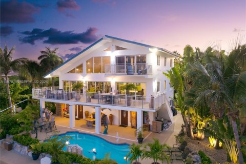 House in Marathon, Florida 4 bedrooms, 299.52 sq.m. № 2044401 - photo 12