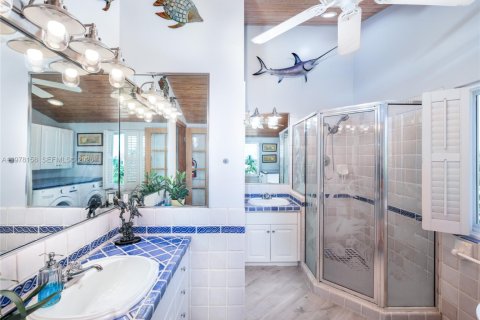 House in Marathon, Florida 4 bedrooms, 299.52 sq.m. № 2044401 - photo 21