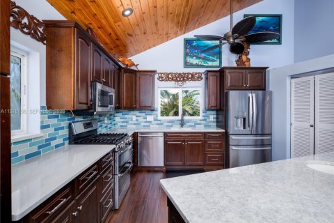 House in Marathon, Florida 4 bedrooms, 299.52 sq.m. № 2044401 - photo 19