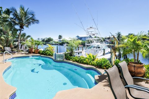 House in Marathon, Florida 4 bedrooms, 299.52 sq.m. № 2044401 - photo 14