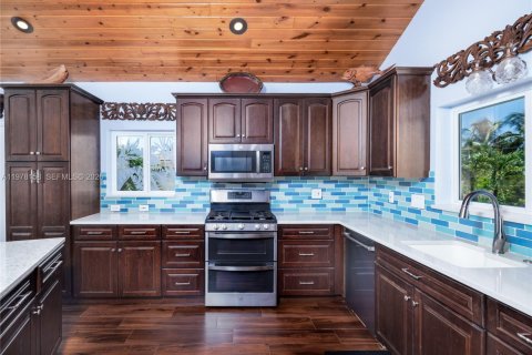 House in Marathon, Florida 4 bedrooms, 299.52 sq.m. № 2044401 - photo 11