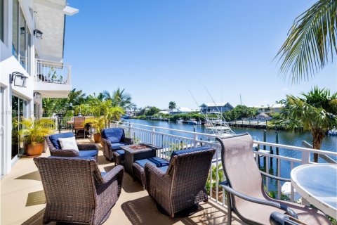 House in Marathon, Florida 4 bedrooms, 299.52 sq.m. № 2044401 - photo 15