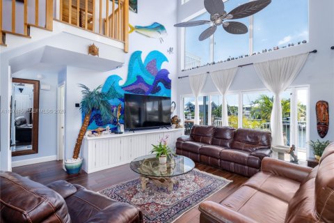 House in Marathon, Florida 4 bedrooms, 299.52 sq.m. № 2044401 - photo 9