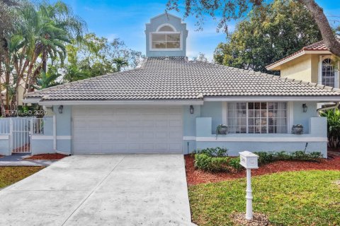 House in Weston, Florida 3 bedrooms, 189.89 sq.m. № 2040479