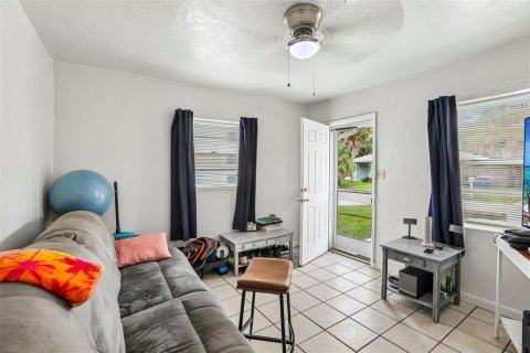 Duplex in Clearwater, Florida 4 bedrooms, 115.94 sq.m. № 2384137 - photo 2