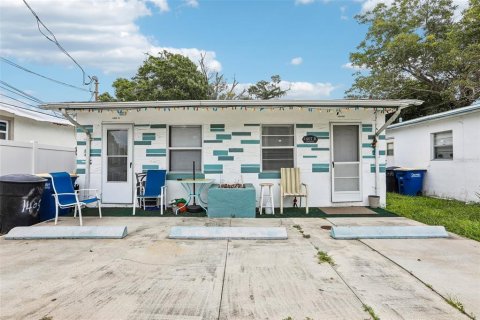 Duplex in Clearwater, Florida 4 bedrooms, 115.94 sq.m. № 2384137
