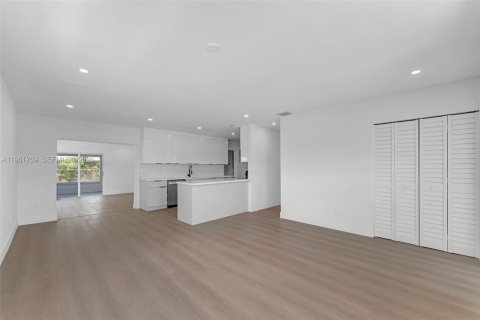 Villa ou maison à vendre à Miami, Floride: 5 chambres, 159.42 m2 № 2024412 - photo 4