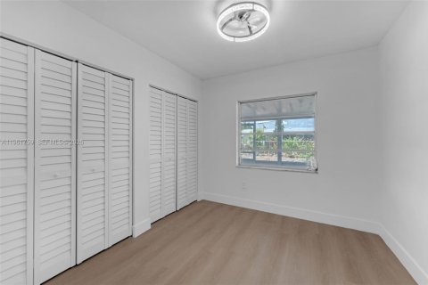 Villa ou maison à vendre à Miami, Floride: 5 chambres, 159.42 m2 № 2024412 - photo 21