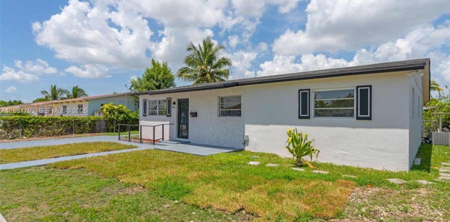 Villa ou maison à Miami, Floride 5 chambres, 159.42 m2 № 2024412