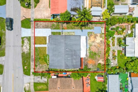 Villa ou maison à vendre à Miami, Floride: 5 chambres, 159.42 m2 № 2024412 - photo 30