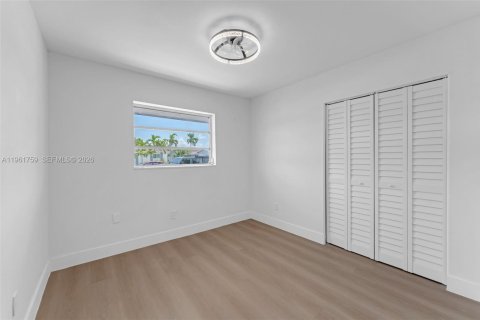 Villa ou maison à vendre à Miami, Floride: 5 chambres, 159.42 m2 № 2024412 - photo 12