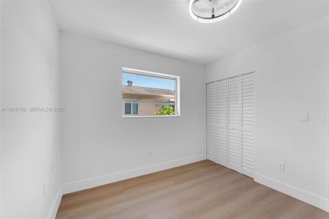 Villa ou maison à vendre à Miami, Floride: 5 chambres, 159.42 m2 № 2024412 - photo 19