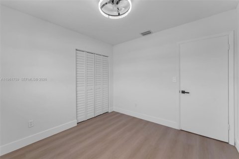 Villa ou maison à vendre à Miami, Floride: 5 chambres, 159.42 m2 № 2024412 - photo 13
