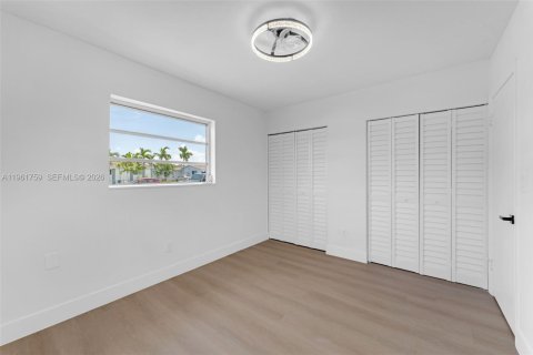 Villa ou maison à vendre à Miami, Floride: 5 chambres, 159.42 m2 № 2024412 - photo 16