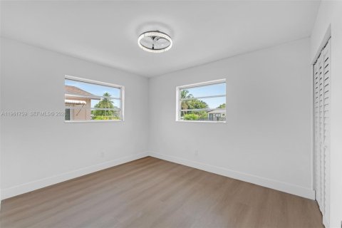 Villa ou maison à vendre à Miami, Floride: 5 chambres, 159.42 m2 № 2024412 - photo 15