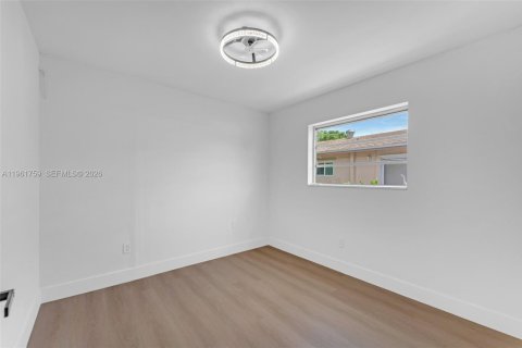 Villa ou maison à vendre à Miami, Floride: 5 chambres, 159.42 m2 № 2024412 - photo 18