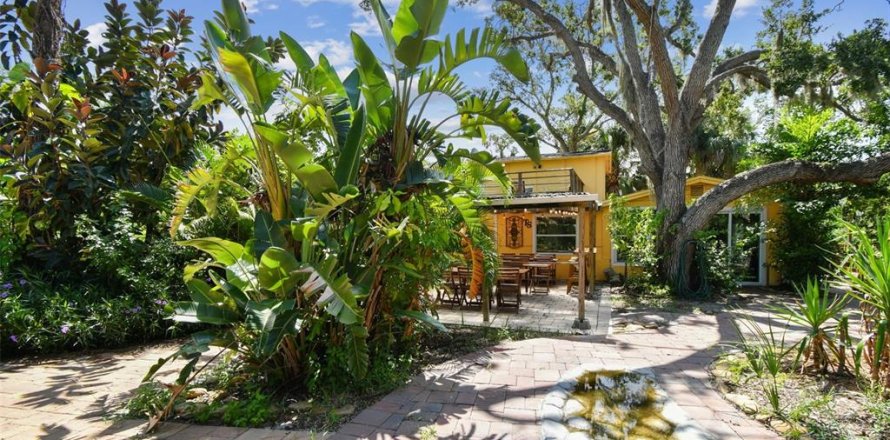 Commercial property in Tampa, Florida 299.52 sq.m. № 1870150