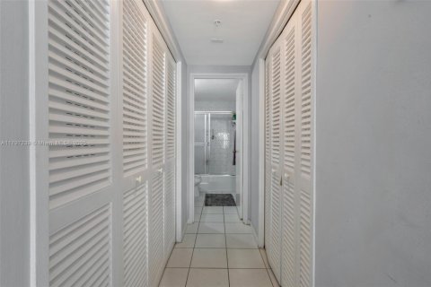 Condominio en venta en Miami Beach, Florida, 1 dormitorio, 89.19 m2 № 2014613 - foto 16