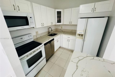 Condominio en alquiler en Tamarac, Florida, 2 dormitorios, 76.18 m2 № 2049449 - foto 8